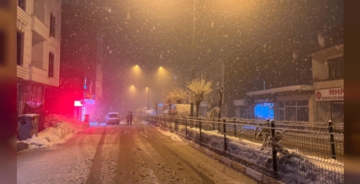 Derecik beyaza büründü: Yollar kapandı, uyarılar yapıldı