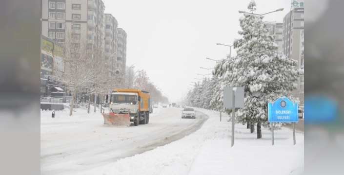 Diyarbakır'da kar yağışına karşı kesintisiz mücadele