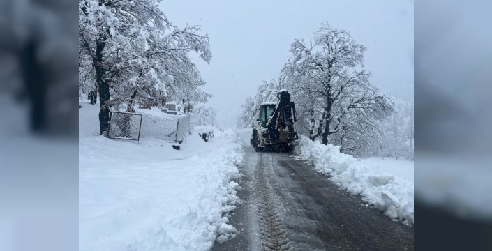 Doğanşehir'de kar kalınlığı 60 santimetreyi buldu, mücadele ekipleri seferber oldu