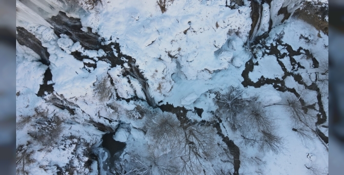 Erzincan'da buzlarla dans eden Girlevik Şelalesi'nin nefes kesen kış manzarası