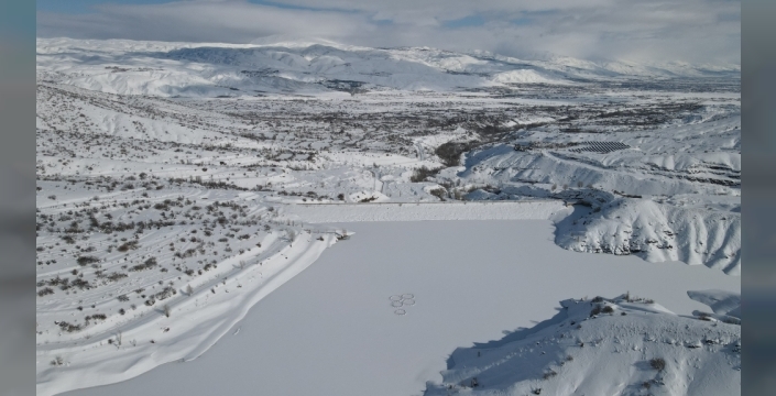 Erzincan'da Göyne Barajı'nın yüzeyi buz tuttu: Balık kafesleri kar altı kaldı