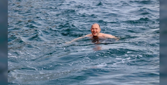 Giresun Valisi, 6 derecelik denizde yüzerek adanın tanıtımına katkı sağladı