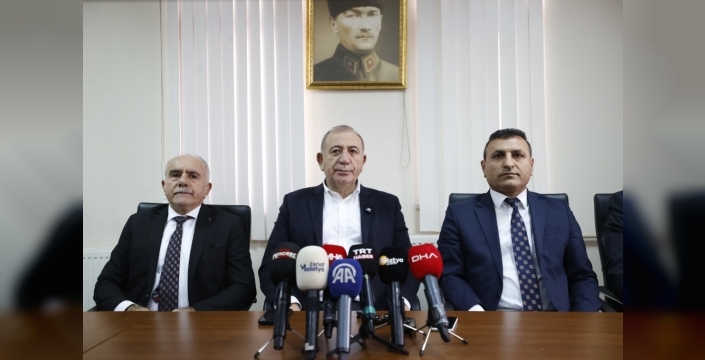 Gürsel Tekin, ihraç tehdidi altındaki belediye başkanına koştu: 'Hiçbir güç bizi esir alamaz