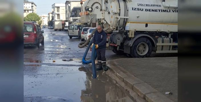 İzmir Çiğli'de fırtına ve sağanak seferberliği: Belediye ekipleri sahada