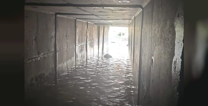 İzmir'de sağanak yağışın dramı: Dört araç dereye sürüklendi, biri menfezde sıkıştı