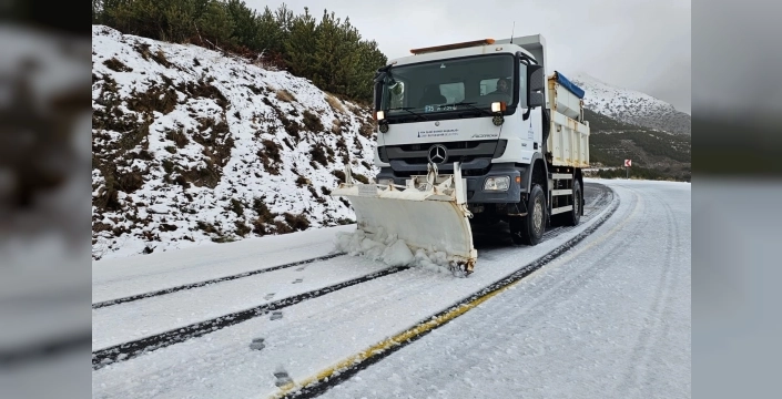 İzmir'in 6 ilçesinde karla mücadele: Ekipler gece gündüz sahada