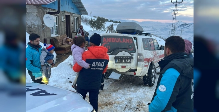 Kar altında mahsur kalan çocuklara ve vatandaşa AFAD'dan nefes kesen kurtarma operasyonu