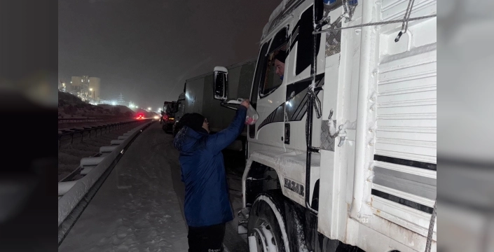 Kar<seg_61> Günlerde Şahbaz Derneği Yolda Kalanlara Umut Oldu