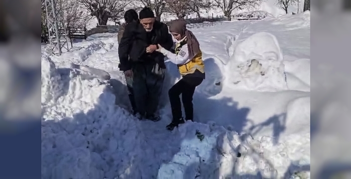 Karla kapanan köyde hasta kurtarma operasyonu: Ekipler seferber oldu