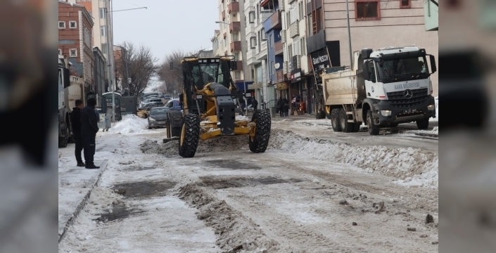 Kars'ta kar savaşı: Beyaz örtü kamyonlarla şehirden uzaklaştırılıyor