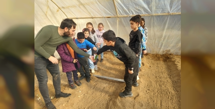 Keban'da minik eller tohumları toprakla buluşturdu