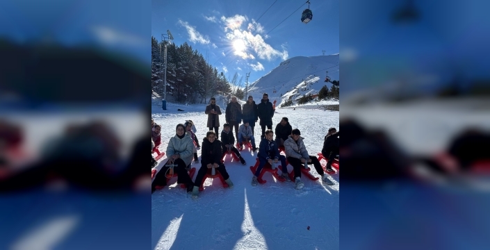 Kırsaldaki çocukların ilk heyecanı: Palandöken'de kızak keyfi