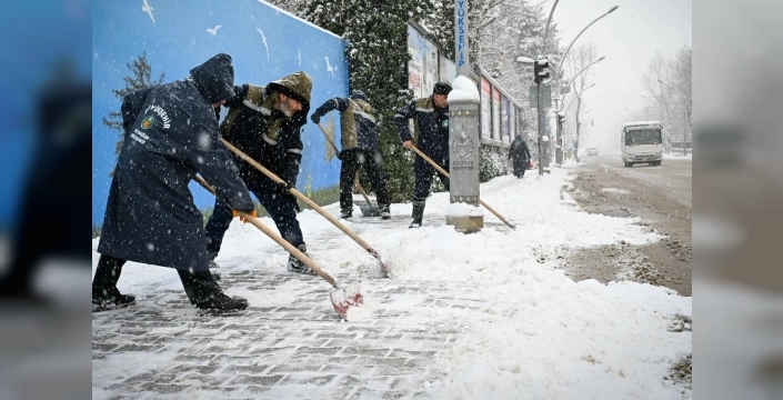 Malatya'da kar fırtınasına karşı 7/24 mücadele: Mahsur kalanlar kurtarıldı, yolculara sıcak ikram