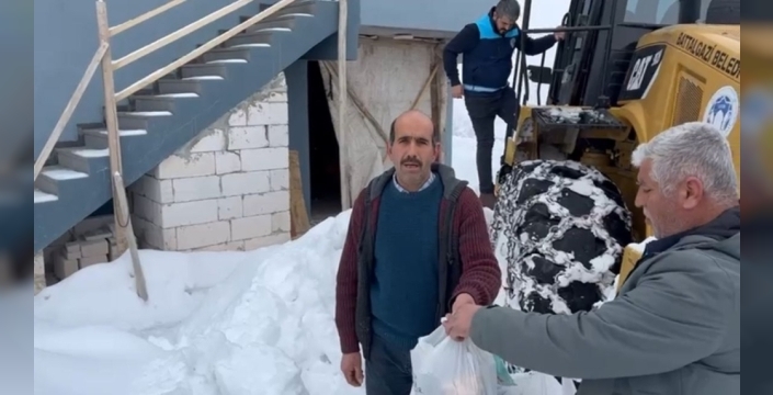 Malatya'da karla kaplı yolda umut taşıyan ekipler, hastaya ilaçlarını ulaştırdı