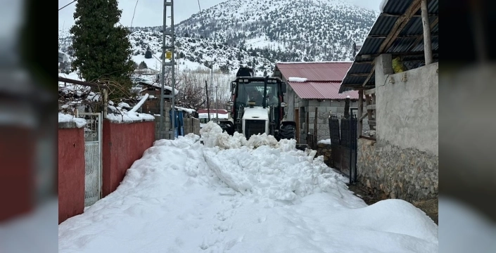 Malatya Doğanşehir'de kar kalınlığı 60 santimetreyi buldu, belediye ekipleri gece gündüz seferber oldu