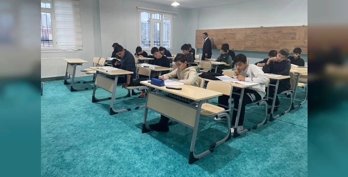 Mardin'de hafızlık ve liseyi bir arada götüren 28 öğrenci, çift yönlü başarıyla gurur yaratıyor