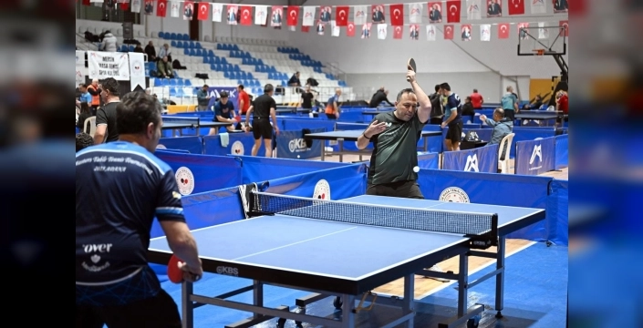 Mersin'de Masa Tenisi Şöleni: 5. Ulusal Veteran Turnuvası'nda Heyecan Dorukta!