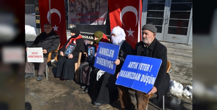 Muş'ta evlat hasreti: Aileler DEM Parti önünde 'teslim olun' çağrısı yapıyor