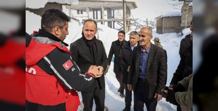 Şemdinli Kaymakamı, Korgan köyü Üzümkıran mezrasını ziyaret ederek vatandaşlarla buluştu