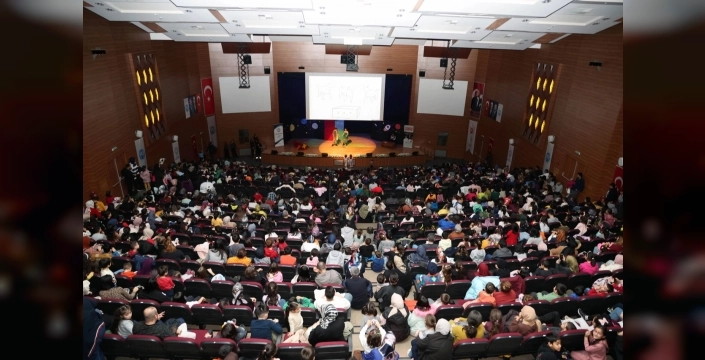 Talas'ta çocukların karne sevincine tiyatro ile ortak oldular