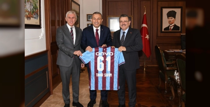 Trabzon'da yeni valiye sıcak karşılama: Trabzonspor formasıyla hoş geldin