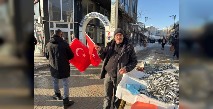 Van'da AK Parti Gençlik Kolları'ndan anlamlı jest: Esnafa Türk bayrağı dağıtıldı