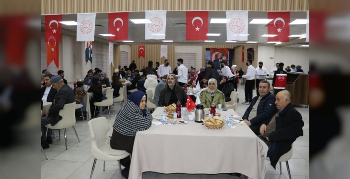 Ağrı Valisi Bozkurt, şehit aileleri ve gazilerle iftarda bir araya geldi