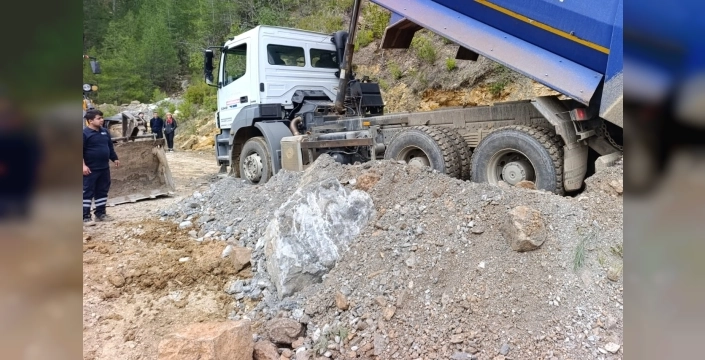 Alanya'da şiddetli yağışın yol açtığı heyelan ve göçüklerle mücadelede Büyükşehir ekipleri gece gündüz çalışıyor