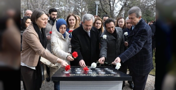 Ankara Üniversitesi, depremde yitirdiği 17 öğrencisini anıt önünde andı