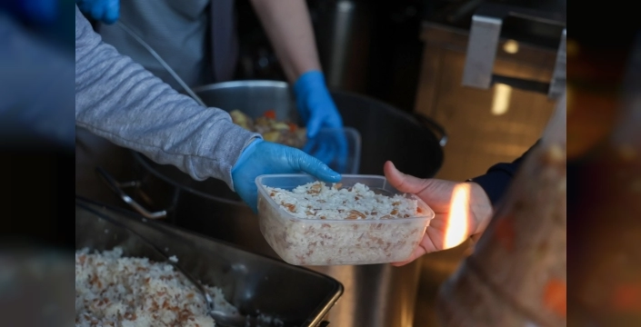 Antalya'da Mobil Aşevi'nden Ramazan'a özel sıcak yemek ikramı