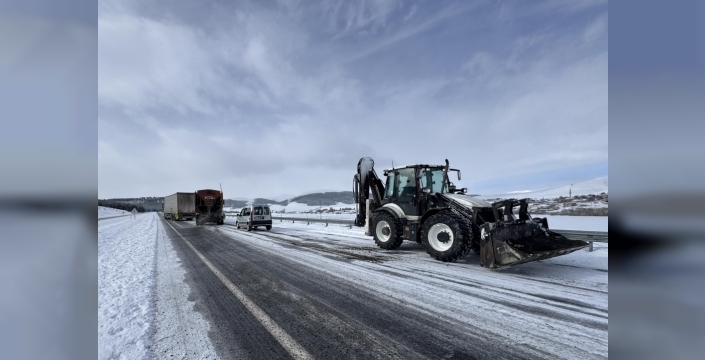 Ardahan'da buzlanma tırları yolda bıraktı, 16 araç kurtarıldı