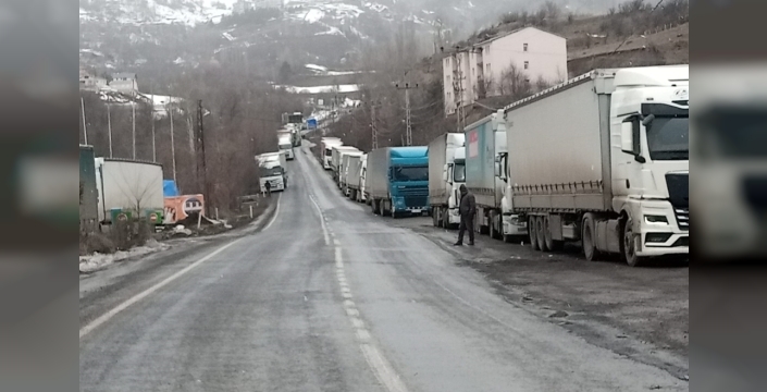 Ardahan'da kar nedeniyle kapanan yol açıldı, tırlar yola koyuldu