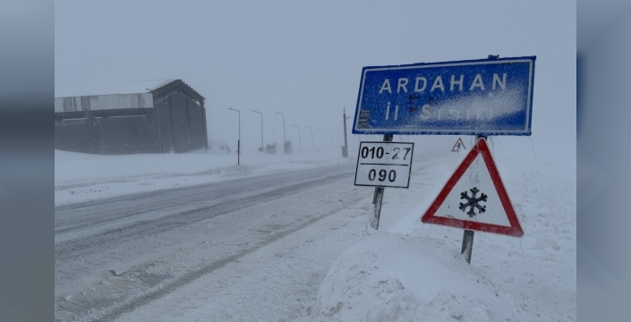 Ardahan'da tipi ve kar ulaşımı felç etti