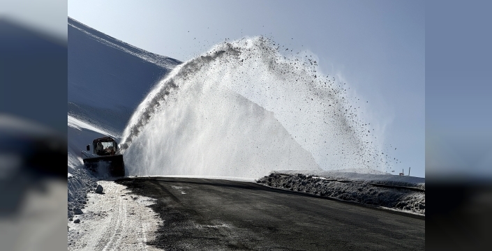 Ardahan'da tipi ve kar, ulaşımı vurdu: Karayolları ekipleri Ilgar Dağı ve Sahara'da seferber oldu