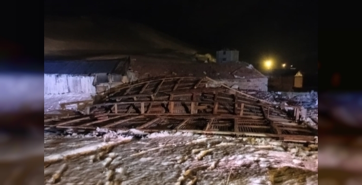 Ardahan'ı vuran şiddetli rüzgar ortalığı savaş alanına çevirdi: Çatılar uçtu!