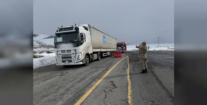 Ardahan-Şavşat yolu kar esareti altında: Büyük araçlar geçemiyor!