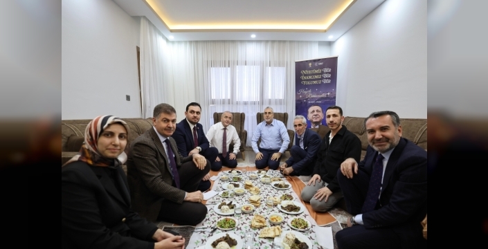 Bakan Işıkhan, depremzede ailenin iftar sofrasına konuk oldu: Devletimiz her zaman yanlarında