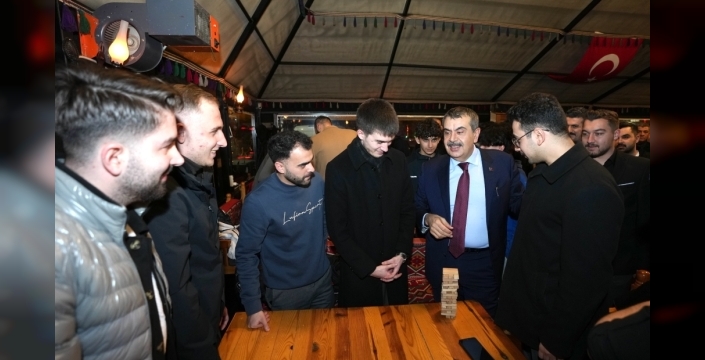 Bakan Tekin'den Erzurum'daki gençlere sürpriz ziyaret: Sohbet ve oyun dolu anlar