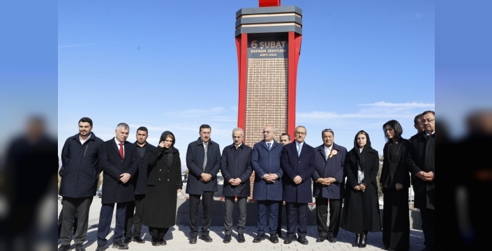 Bakan Uraloğlu, deprem şehitlerinin kabirlerini ziyaret etti