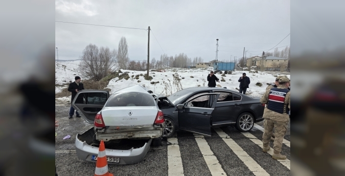 Bingöl'deki feci kazada baba ve oğlu hayatını kaybetti, 4 kişi yaralandı