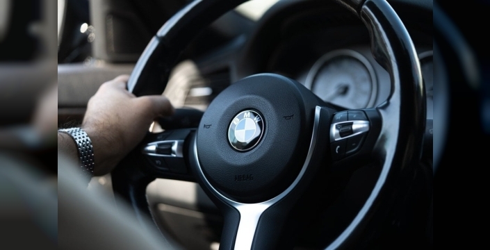 BMW'den şok karar: Yüz binlerce araç geri çağrılıyor, yangın tehlikesi!