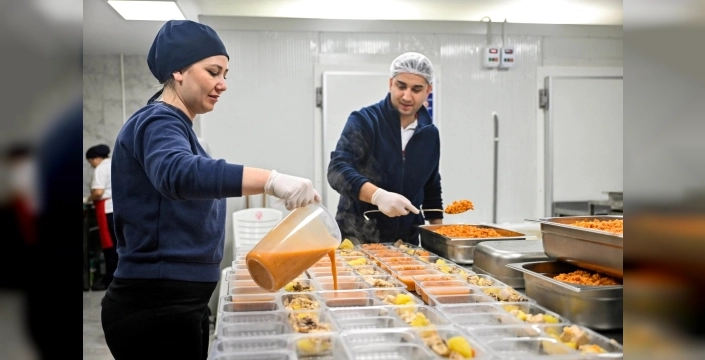 Bornova'da Ramazan bereketi: İftar sofraları ve iftara yetişemeyenlere sıcak destek!