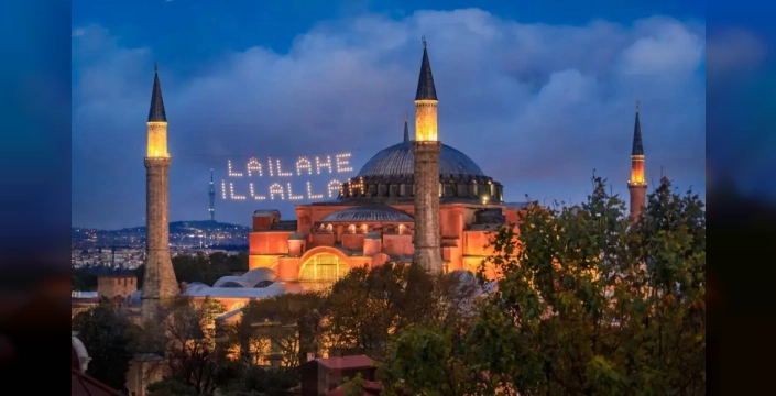 Camileri aydınlatan asırlık gelenek: Mahya nedir, nereden geliyor?