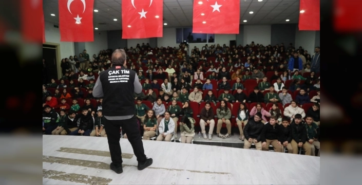 Çayırova'da minik kahramanlar depreme karşı bilinçleniyor: ÇAK-TİM okullarda farkındalık eğitimlerine devam ediyor