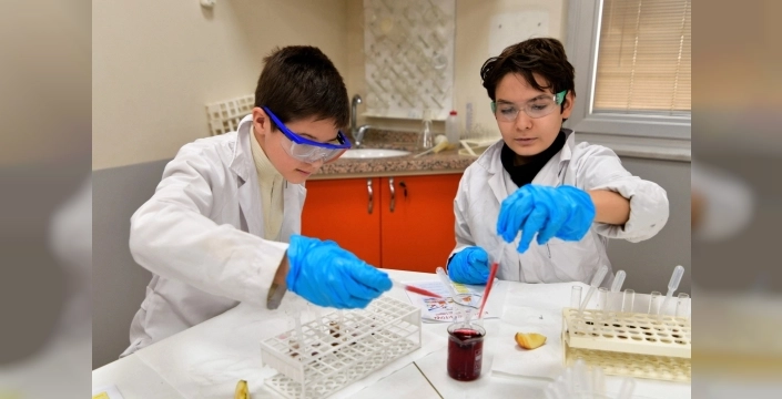 Çocuklar mutfakta bilimi keşfediyor: Bornova'da yarıyıl tatili bilime doydu