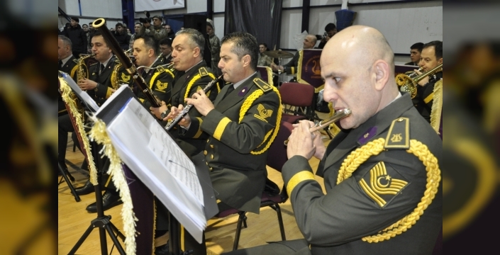 Çukurca'da askeri bando coşkusu: Vatandaşlar marşlara eşlik etti