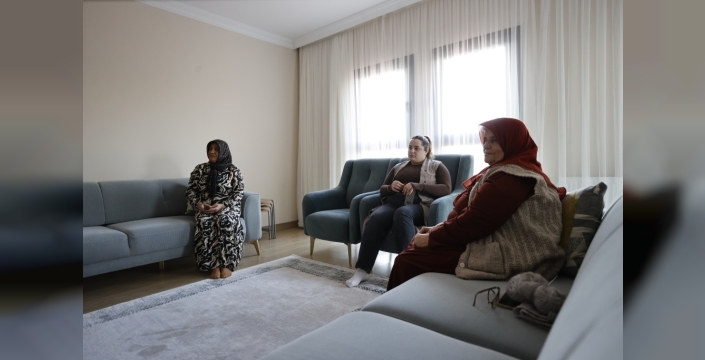 Depremzedeler yeni evlerinde huzur buldu: '8 bin 750 lirayla 18 yılda ev sahibi olacağız
