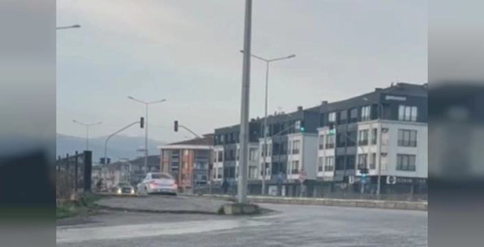 Düzce'de akılalmaz trafik kazaları: Kavşakta 3 dakikada 4 ters yön ihlali kamerada!