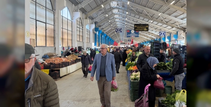 Düzce'de Ramazan'ın ilk gününde pazar yoğunluğu gözlemlendi
