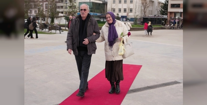 Düzce'de Sevgililer Günü sürprizi: Çiftlere kırmızı halı ve güller!